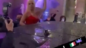 万名歌迷恭候围堵Gaga的专车，齐声高喊“恭喜嘎嘎！”