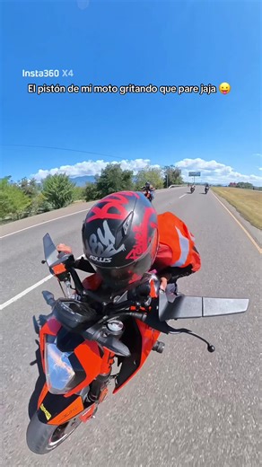 Motor Humor: Ariadna Pérez's Hilarious Bike Ride