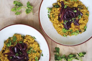 Risotto de mote con callampas, zapallo y peras caramelizadas en casa - La Tercera