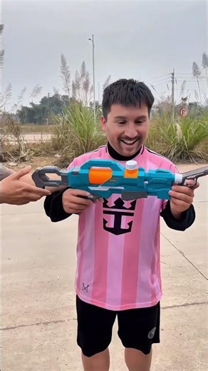 "His simple wooden gun was no match for the big toy gun... 😱🔫"