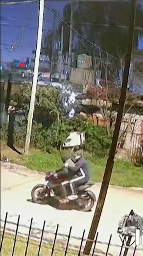 TERROR IN LAFERRERE | Two thieves on a motorcycle robbed a group of friends walking through the n...
