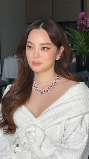 Lindsay Magic on Instagram: "Lindsay Magic 🪽 Glam on @tonsom_l 🍊#solfglam #glammakeup #glam #nudetones #เจ้าสาวของlindsaymagic 👰🏻Hair by @robirt_99 #flawless 💎 #lindsaymagic #lindsaymakeupthailand #makeup #glow #bride #wedding #gorgeous #sweet #nude #glamour #fabulous #ไม่แรงแต่แพงมาก #weddingdress"