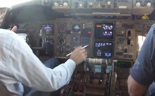 波音767-200飞行中超速，触发超速警报