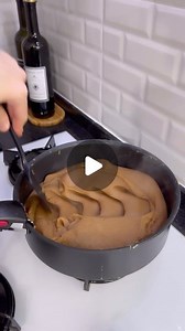 Rümeysa Ersöz on Instagram: "Keşfetimi salmayan meşhur helvadan yaptık 😅 Kimin helvası olsun bu? 😂 Benim diyetimin helvası 🤣 Tarifi ekliyorum, bu ölçüler 4-5 kişilik isterseniz yarıya indirin (Bence yağı biraz fazla biraz azaltılabilir ama kıvamı bu şekilde pürüzsüz olmayabilir aklınızda olsun) Şerbet; 1 litre süt 2 su bardağı şeker Tencereye alıp karıştıralım, kaynamaya başlayınca altını kapatalım. Helvası: 100 gr tereyağı 1 çay bardağı sıvı yağ 2 su bardağı un Yağlar tencereye alınır, eriti