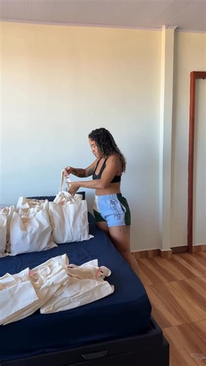 Polyana Neves on Instagram: "ID na @shopee_br  Stencil: ARM-MQE-ENJ Bolsa; BVC-MQU-MNP Tabletes: BFB-JUA-STA Kit Massinha: AMT-QAL-SUG Tinta: BDE-UKN-UKX Painel: ASX-PCH-VEN Toppers p/docinho: AUU-DLV-RWP Vela: AGD-CCL-EWC . #shopee #explore #viral"