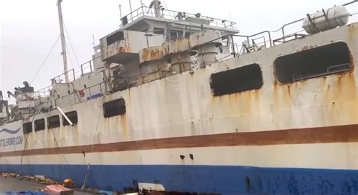 WATCH: MV Super Shuttle Roro 2 began drifting towards the Multi-purpose Berth at Batangas Port amid strong winds and large waves caused by Severe Tropical Storm Kristine. The ship is now safely docked. Operations will resume when the weather improves. The Coast Guard is still monitoring the situation to ensure everyone's safety. | 📷 : Coast Guard District Southern Tagalog/Facebook via Alliah Jalimao, INQUIRER.net trainee •⁠ ⁠Follow live updates for #KristinePH: https://inqnews.net/KristinePH | 