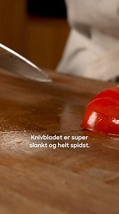 En utroligt alsidig lille kniv til alle dine små præcisionskrævende snit. F.eks. udskæring af frugt, afpudsning af kød - eller endda filetering af mindre fisk. ▸ 67 lag japansk stål med en kerne af VG10. ▸ Håndslebet og poleret i 3 trin for ultimativ skarphed. ▸ Hærdet ved 1.000 grader. Nedkølet til -180 grader. | Gastrotools