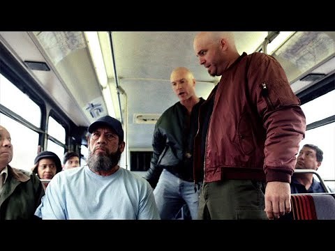 Acești criminali nu știu că bătrânul este un periculos veteran de război.