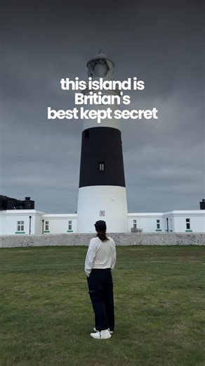 REVEAL AT THE END 👀 📍Alderney, Channel Islands Last October, we spent a few days exploring with @visitalderney and fell in love with this island. Being a short 12 minute flight away from Guernsey, we are embarrassed to say we had never visited Alderney before 🫣 This was our first time but certainly wont be our last Here are some things you should know about the island… 🦔 Home to the famous blonde hedgehogs 🏰 Coastlines lined with Victorian and WWII bunkers and fortifications 🦭 Bursting wit