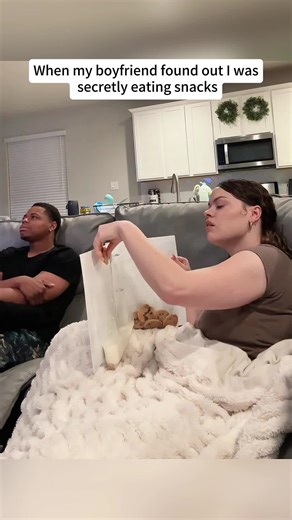 When my bf found out I was secretly eating snacks🤣🤣🤣#funny #couple #hiding #prank #coupleprank