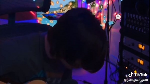 Aidan Gallagher y la Alarma del Horno