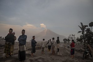 Video: miles de personas fueron evacuadas en la isla indonesia de Java ante la erupción del volcán del Monte Semeru