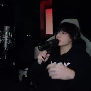 #JUNGKOOK singing #BTS “Life Goes ON 😭💜🥹 #jungkook