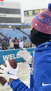 A little pregame catch with Gabe. 🤝 | Buffalo Bills