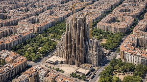 上空から見るサグラダ・ファミリアとバルセロナの街並み