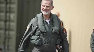 El rey Felipe VI sorprende en la Academia del Aire y se pone a los mandos del avión en el que se formará la princesa Leonor