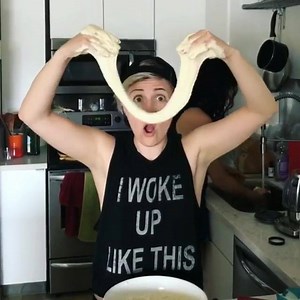 WHAT ARE YOU UP TO TONIGHT?? Making pizza for tonight's episode of #IHartFood! 10/9c @foodnetwork | Hannah Hart