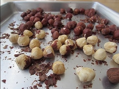 How to skin hazelnuts