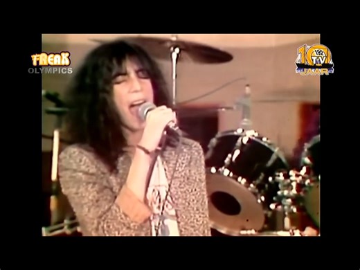 Patti Smith - Because The Night (1978) ... 🎉 Listen full the song: https://golden.thedailysongs.com/patti-smith-because-the-night-1978?utm_source=facebook&utm_medium=preel&utm_campaign=goldenvibes | Golden Vibes