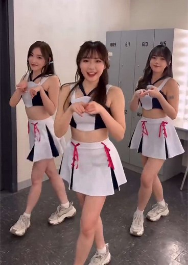 魅力的なミニスカートコーデ集