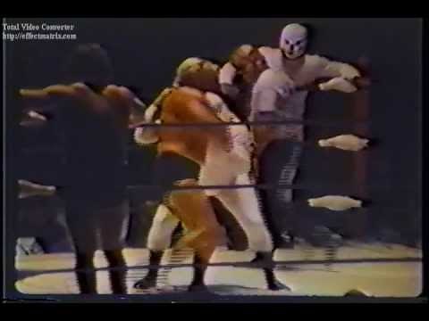 Mike & Eddie Graham vs The Medics - Championship Wrestling from Florida TV 1973