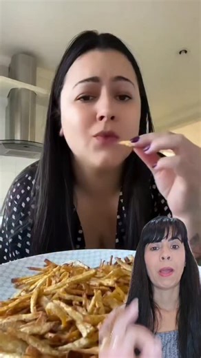 Quesia Rocha | Receitas | Dicas | saúde on Instagram: "Inhame feito na AIR FRYER com tempero simples e o resultado? Crocante por fora, macio por dentro e cheio de sabor! Ingredientes: Inhame ‣ Páprica defumada Sal a gosto Azeite, ou o tempero da sua preferência - No vídeo você vê o passo a passo completo! Essa receita é perfeita crocante por fora e macio por dentro ❤️ O remix é um recurso aprovado pela plataforma e liberou o seu vídeo . Caso não queira o compartilhamento me chama no direct que r