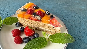 Kaffee oder Tee: Rezept: Sommerfruchtschnitten mit Holunderblütencreme