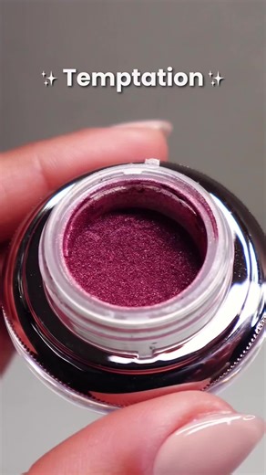 Sistaco mineral bond powder offers you the unique opportunity to get salon-quality nails from the comfort of your own home in minutes 😲 Simply brush on our mineral based, non-toxic nail powders for a flawless mani every time! 💅 This stunning holographic shade, Temptation, is part of our BRAND NEW collection. It's a eye-catching medium rose shade with warm undertones and a subtle metallic sheen. This elevated holographic is going quick, so be sure to head to 👉 www.sistaco.com to grab yours bef