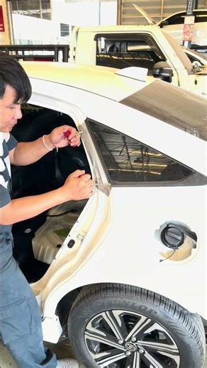 Pro Technique: Removing Yaris Rear Quarter Glass Without Cracks! #carrepair