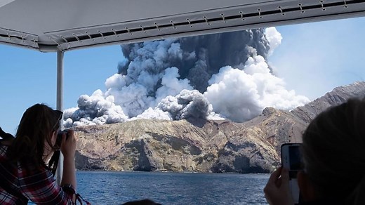 Volcanic eruption on New Zealand’s White Island as tourists visit