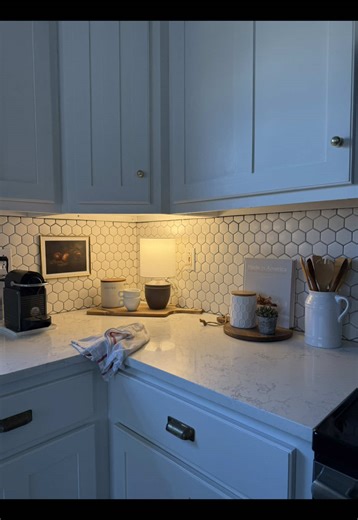 After Christmas comes down, everything can feel a little… empty. And instead of rushing to buy new things, this is the perfect moment to redecorate your kitchen countertops with what you already have ✨ One of my favorite tricks is grouping items in odd numbers and mixing different heights and textures. I like to pull pieces from other rooms, rearrange what’s already on my counters, and let things breathe. Small changes make a big difference. January is for slow resets, cozy kitchens, and falling