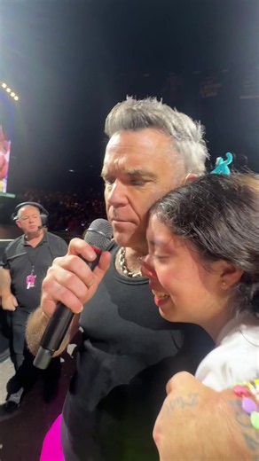 Robbie Williams recibe pulsera de fan en CDMX: Un momento mágico