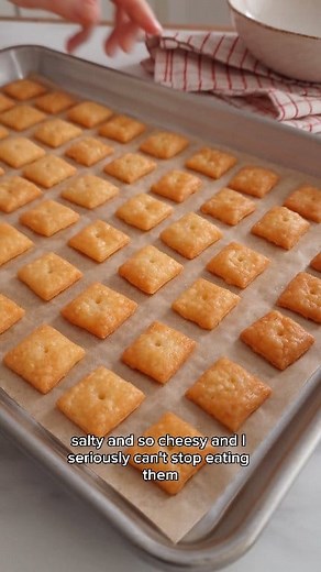 Gluten-free Cheez-Its 🧀🫶 Perfectly crispy, flaky and sooo cheesy – these are kinda dangerous, I seriously can't stop eating them 🤤😅 And they’re really easy to make, you need just 6 ingredients and they're ready in about half an hour!! [GLUTEN-FREE, EGG-FREE] Recipe: https://theloopywhisk.com/2025/02/08/gluten-free-cheese-crackers/ #cheezit #cheese #Crackers #Snacks #snackideas #glutenfree #baking #recipe | The Loopy Whisk