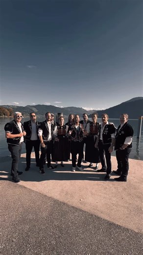 TRAUFFER on Instagram: "Nid verpasse hüüt am Abe, „SRF bi de Lüüt“ LIVE🎥 us OBERÄGERI…‼️ 🥰😍😘 TV Premiere vo „Stärneliechtermeer“⭐️⭐️⭐️ Bis denn… 🤗"