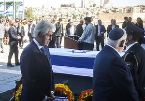 Bill Clinton lands in Israel ahead of Peres funeral | The Jerusalem Post