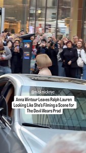 The legendary editor stepped out of Ralph Lauren’s NYFW show and it felt like a movie moment 🎬🥰 Anna Wintour could’ve been straight on set for The Devil Wears Prada. 🎥👓 @ralphlauren #nyfw | New York Mickey
