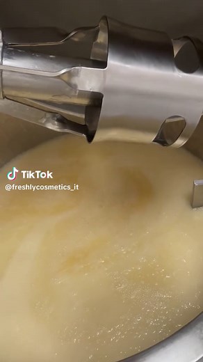 Una maschera senza siliconi può riparare i capelli danneggiati? Sì, quando la formula è progettata per agire nella struttura della fibra. La nostra maschera combina cheratina biomimetica, proteine vegetali e lipidi naturali per ricostruire, sigillare e rinforzare i capelli dalla radice alle punte. Una riparazione a 360º con il 99% di ingredienti di origine naturale. Senza siliconi, senza solfati e senza cheratina di origine animale. 💛 Link alla routine completa nella BIO.