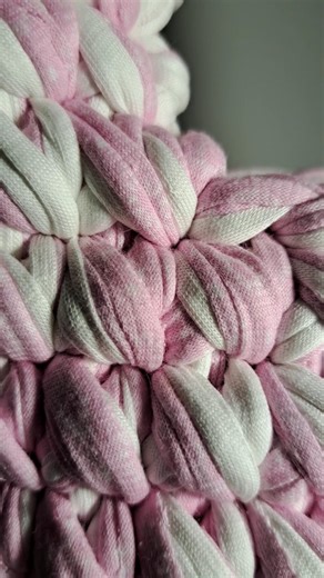 🧶 Handmade crochet bags 👛 on Instagram: "02 Model Nia 🤍🌺💕 • Postoji mogućnost izrade u boji po želji, ili kombinaciji više boja. 🌈 ℹ️ Info | 🛍️ Poručivanje ➡️ DM 📩"