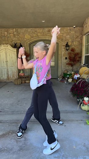 Twinning is Winning!! 👯‍♀️💗 #notenoughnelsons #bigfamily #sisters #twins #presleenelson #delayneenelson #castlehouse