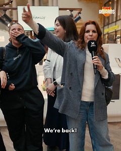 TMF Awards anno 2024 … Dat doe je zo volgens de jeugd van tegenwoordig! 😎 Iemand nog suggesties voor Katja en Sofie? Beleef de nostalgie van TMF op 31 oktober tijdens de TMF Awards.🌟 Volg het op Pickx 📺 📱 🖥️ of koop jouw tickets via www.tmfawards.tv #TMFAwards | Pickx