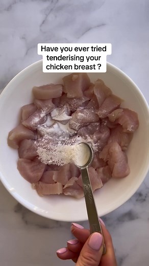 tenderising chicken breast is a game-changing cooking technique 🫱🏼‍🫲🏽 how to: 1. for every 250g chicken, mix with 3/4 tsp baking soda (bi-carb) 2. marinate for in fridge for 20 mins 3. rinse well with running water 4. dry with paper towel learnt this off @recipe_tin 🫶🏻 - #chickenbreast #chicken #leanmeat #meat #highprotein #cooking #protein #proteinfood #cookingtechnique #cookingskills #cookingmethod #mealprep #cookingtime #cookingschool #healthycooking #healthylifestyle #healthyfood #heal
