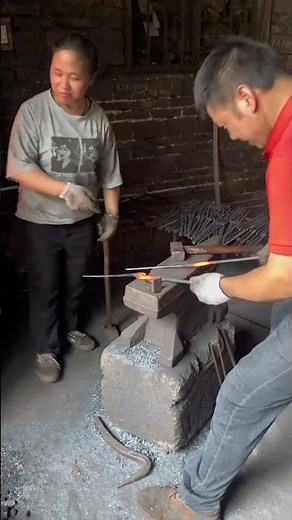 Assembly of pliers in Shengbang blacksmith shop