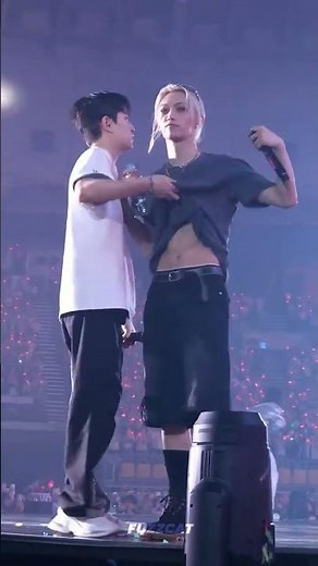 Stray Kids - Felix Flexing his beautiful body and abs 😲💪😎