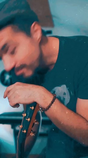 Vous croyez qu’on peut jouer Johnny Be Goode de Chuck Berry à la guitare acoustique ? 😏 Défi relevé ! 🔥 👉 Retrouvez le tuto complet sur ma chaîne YouTube Galago Music (accords, rythme et plans détaillés, lien en bio) 🎶 #chuckberry #cover #acousticmusic #riffoftheday #guitarlife #guitareacoustique #apprendrelaguitare #galagomusic #rocknroll | GalagoMusic