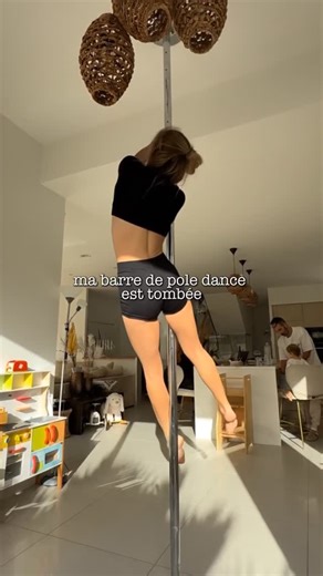 Emilie Ascensao on Instagram: "⚠️ Installer une barre de pole dance sur un plafond en placo n’est PAS anodin. Je le vois trop souvent : des barres posées “à la va-vite”, sans vraie vérification de la structure, en pensant que “ça tient”. La réalité est simple : les suspentes qui maintiennent un faux plafond en placo ne sont absolument pas conçues pour supporter la pression d’une barre de pole en extension. Résultat ? Le placo se décolle. La barre tombe. Et toi avec. (je ne suis pas tombée l'imag