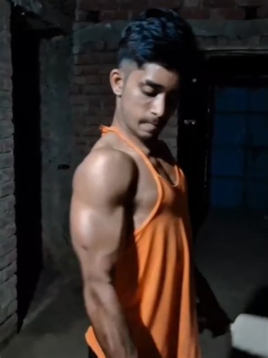 Dumbbell se Biceps workout 💪 آج میں basic biceps tips بھی دے رہا ہوں تاکہ beginners بھی صحیح طریقے سے gym game لگا سکیں۔ Strong biceps, strong body! Keep training and never give up. 🔥 #bicepsworkout #dumbbellworkout #gymtips #bicepstraining #gymmotivation #fitnessjourney #workouttips #gymtok #pakistanfitness #fitnessmotivation #bicepspump #gymlover #tiktokfitness #workoutvideo