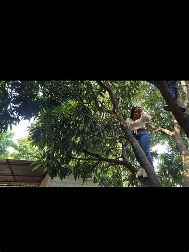 Por complacer a trucha ingrid ya mero se fr4cturó del palo de mango se iba a caer