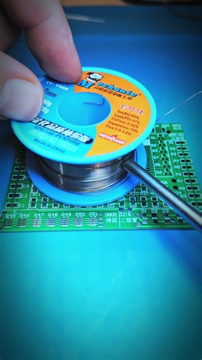 Soldering laptop motherboard components #asmr #satisfying #electronic