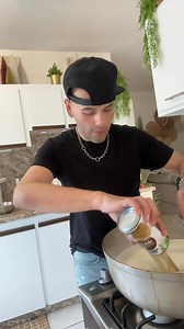 Saludos, aquí les comparto una receta, sencilla y súper fácil de cómo preparo mi Tembleque, ideal para que la compartas con tu familia y amistades en esta época festiva! Espero que la disfruten, y la pongan en práctica. #miguelangelcakedesigner #tembleque #postrestipicos #puertorico | Miguel Angel Wmi