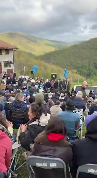 Un spectacle avec Dieudo, c’est toujours une aventure. L’adresse est communiquée quelques heures avant le spectacle, il peut y avoir un changement de lieu parce que la police nous traques comme la gestapo en 40 , ou une interdiction qui tombe dans deux, trois ou quatre départements : c’est toujours un peu compliqué, les mecs.Des fois, on doit traverser une frontière, ce qui peut prendre une heure ou une heure et demie de plus que prévu au départ. Ça change d’un Zénith, mais au final, le cadre es